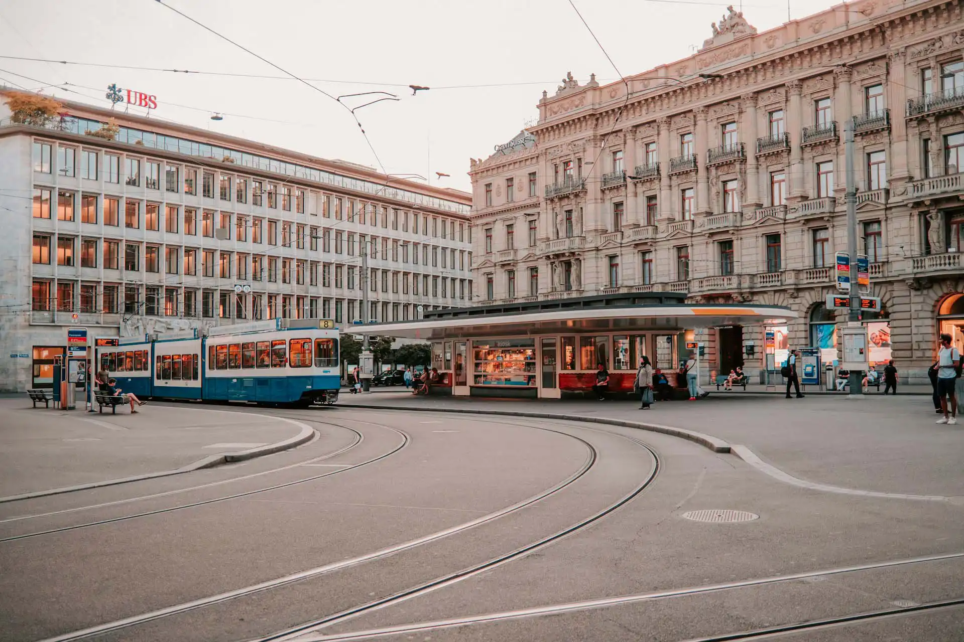 zurich_tram_bank
